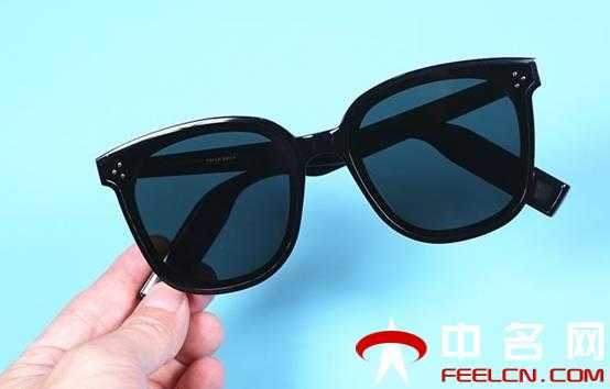 eyewear是日本名牌的眼镜制造商,主要生产和销售光学眼镜,太阳镜,眼镜